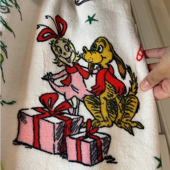 The Grinch Dr Seuss Christmas White Oversized Plush Throw NEW Super Soft NEW - Picture 4 of 7